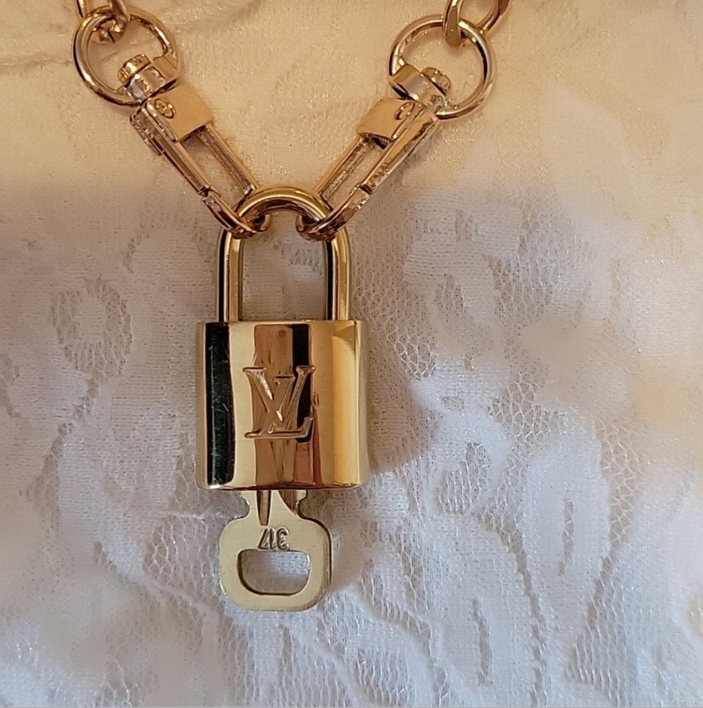 #317 Louis Vuitton lock and 1 key on Unbranded chain